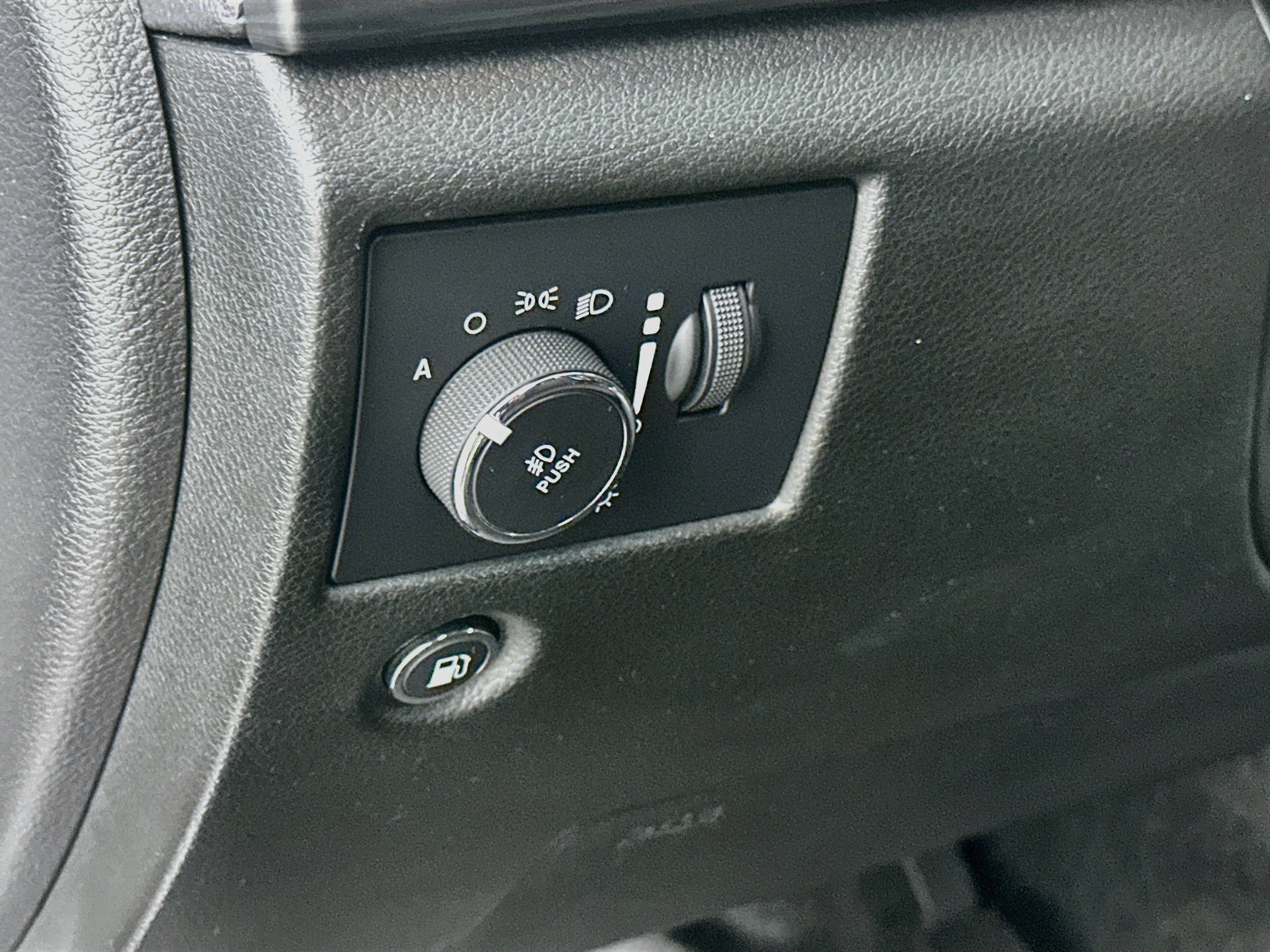 Used 2021 Jeep Grand Cherokee Laredo AWD/4WD image 16