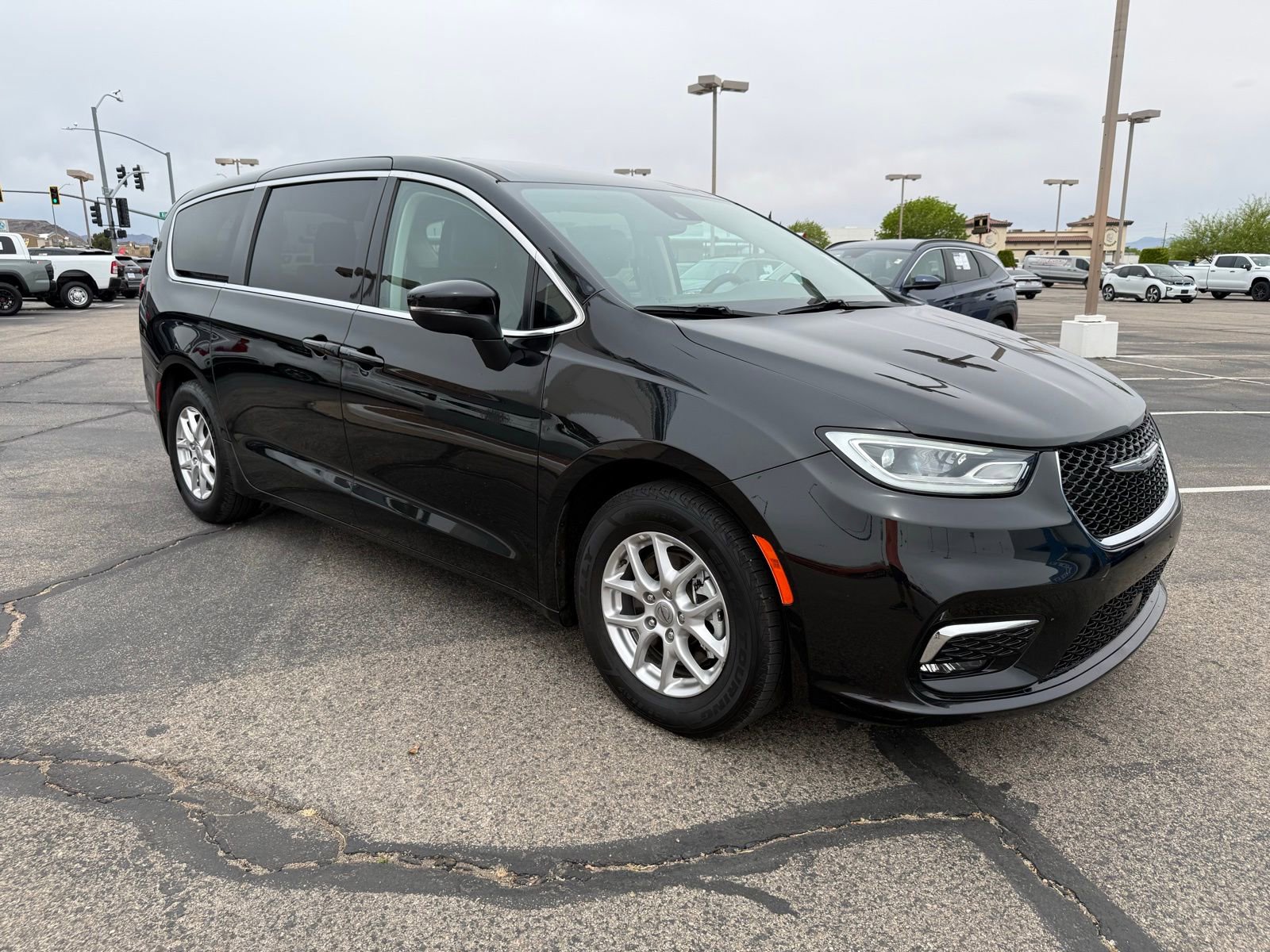 Used 2023 Chrysler Pacifica Touring-L image 3