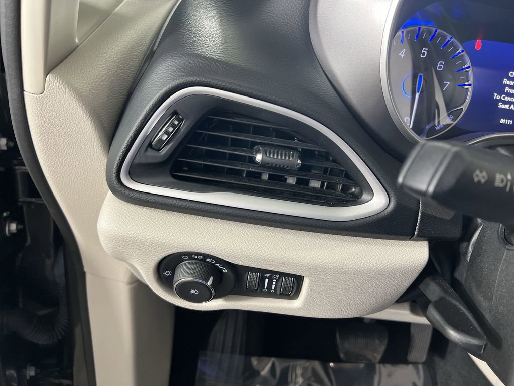 Used 2023 Chrysler Pacifica Touring-L image 18