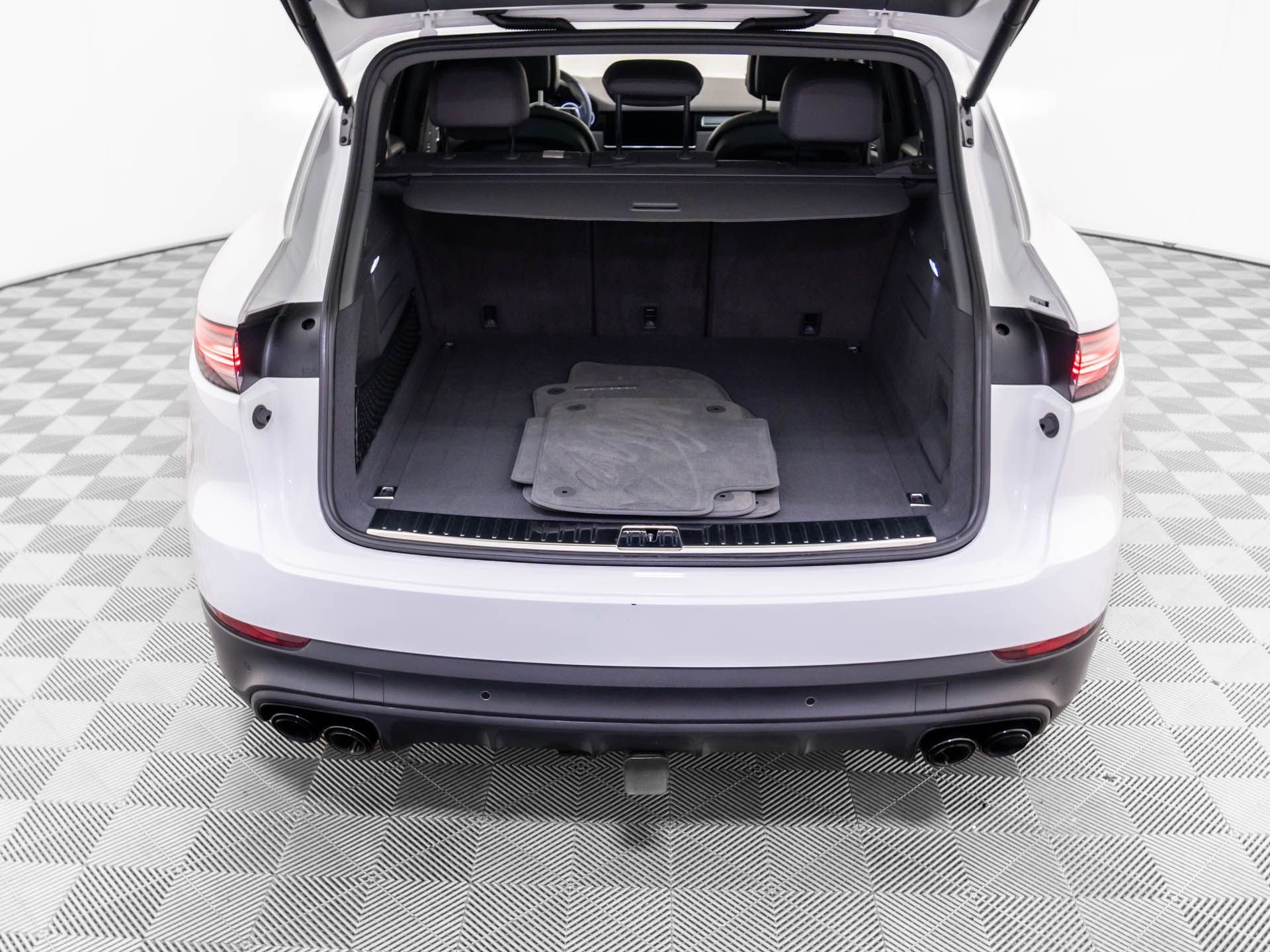 Certified 2022 Porsche Cayenne Platinum Edition image 34