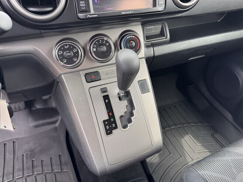 Used 2015 Scion xB FWD image 19