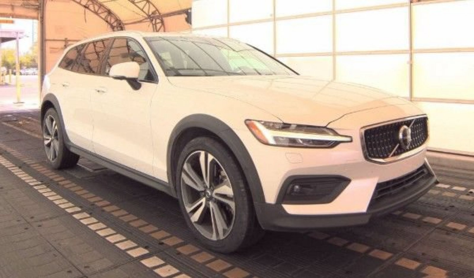 Used 2025 Volvo V60 B5 Cross Country Plus AWD/4WD image 6