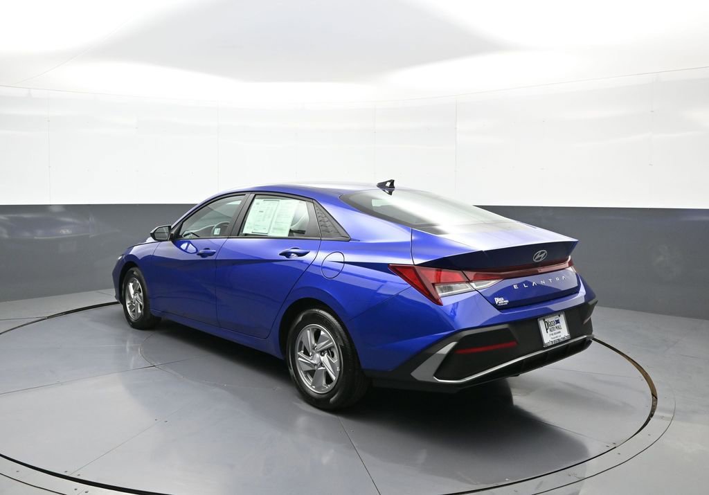 Used 2025 Hyundai Elantra SE FWD image 8