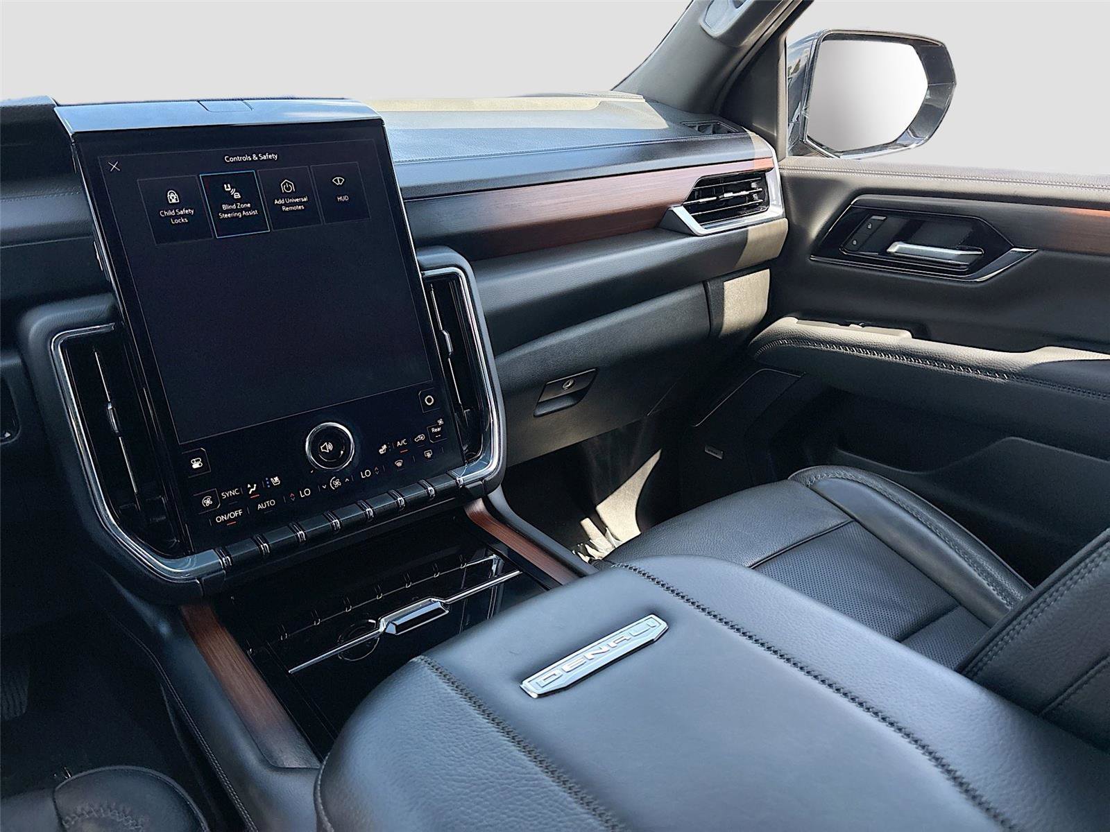 Used 2025 GMC Yukon Denali RWD image 24