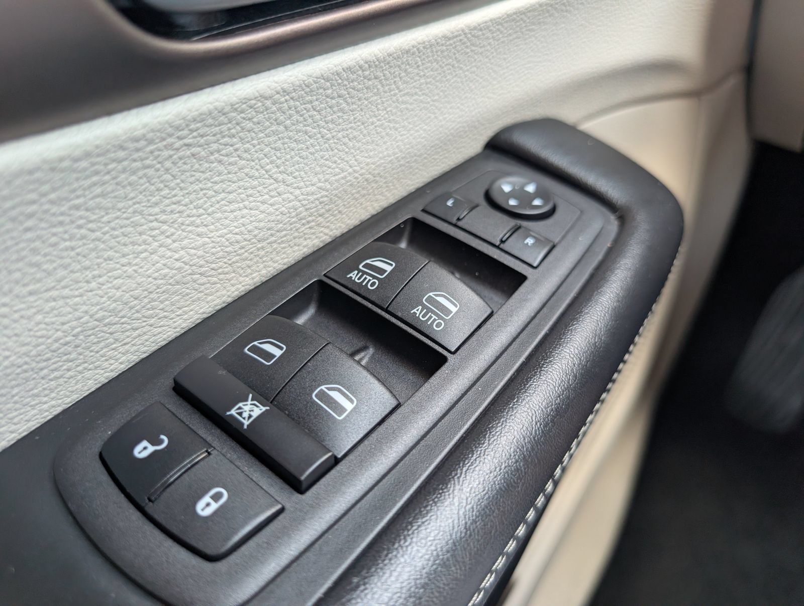 Used 2023 Chrysler Voyager LX FWD image 26