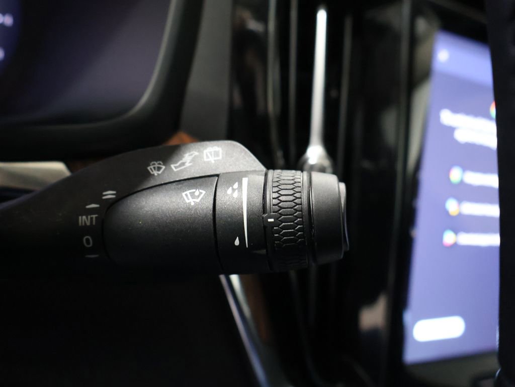 Used 2025 Volvo V60 B5 Cross Country Plus image 35