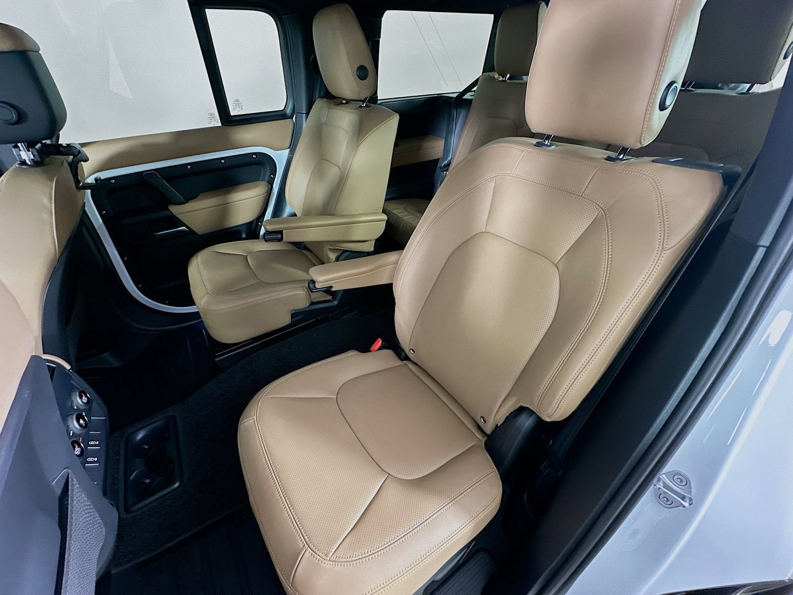New 2026 Land Rover Defender 130 X-Dynamic SE AWD/4WD image 35