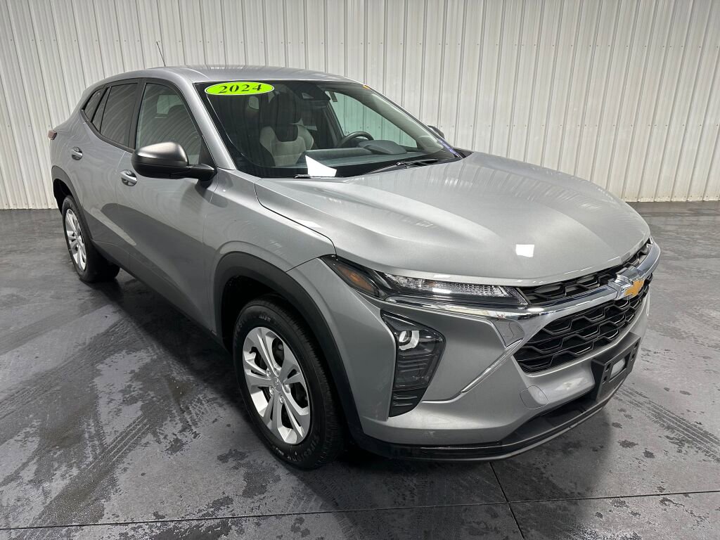 Used 2024 Chevrolet Trax LS w/ Driver Confidence Package image 2