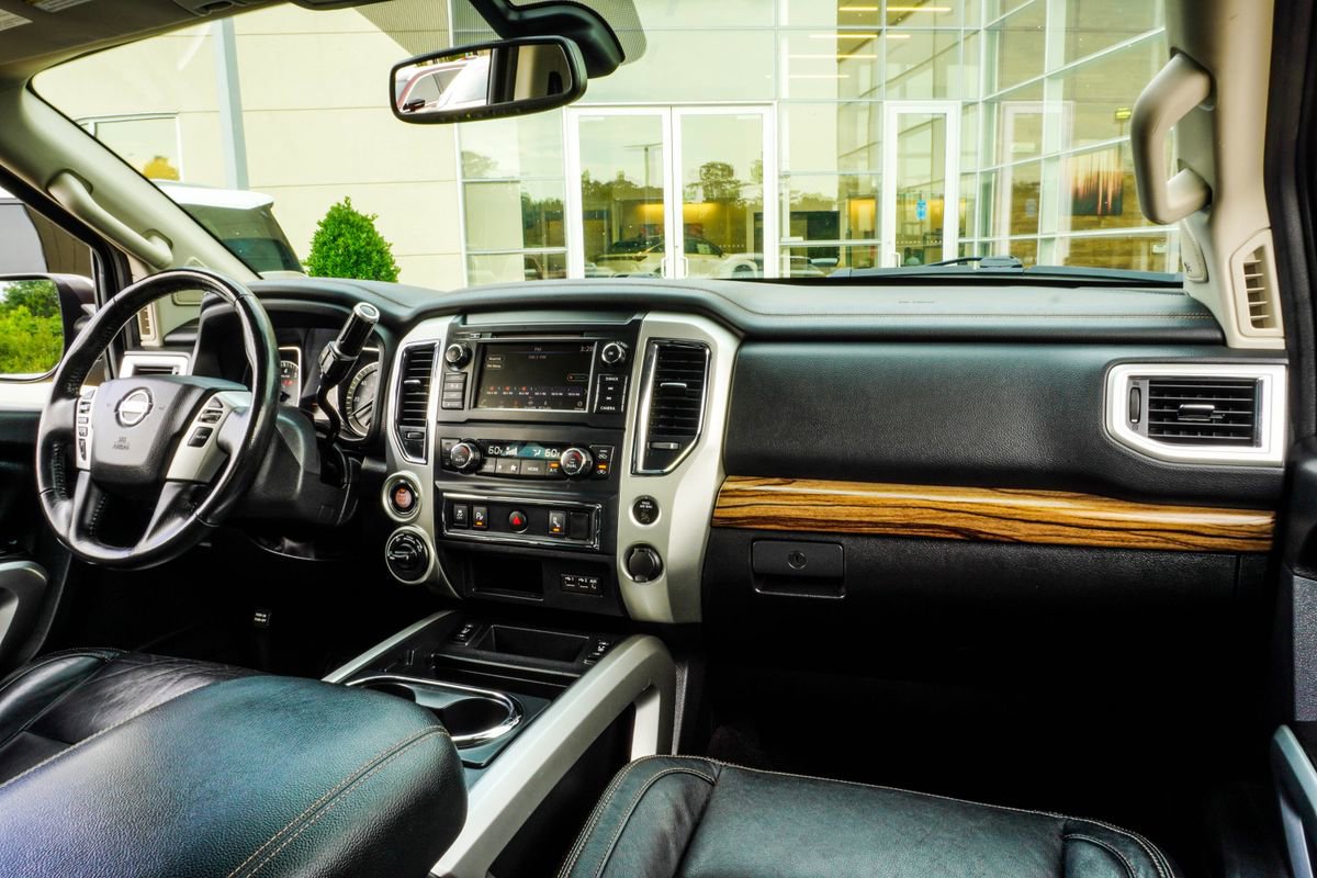 Used 2019 Nissan Titan SL AWD/4WD image 18