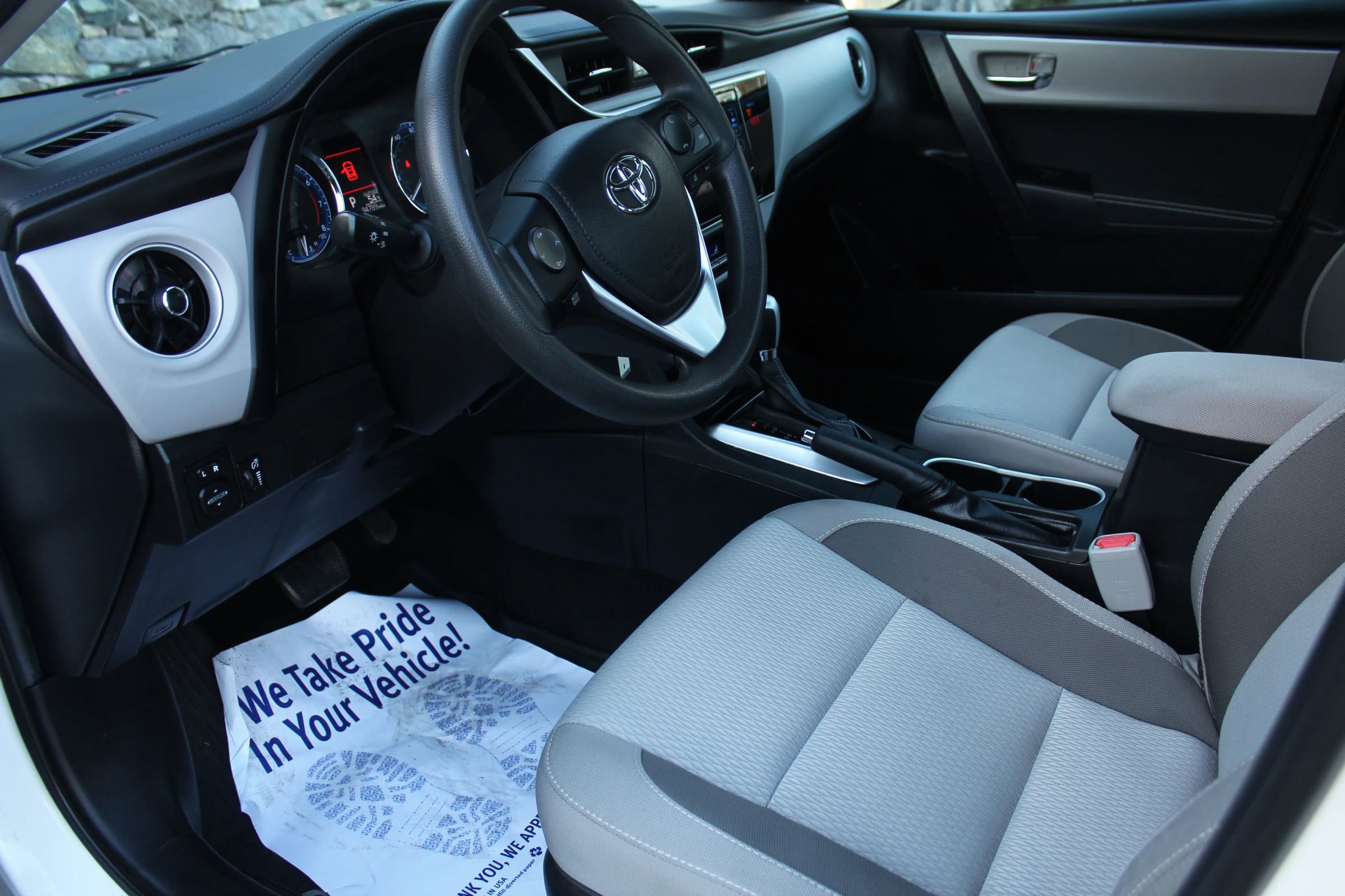Used 2018 Toyota Corolla LE FWD image 11