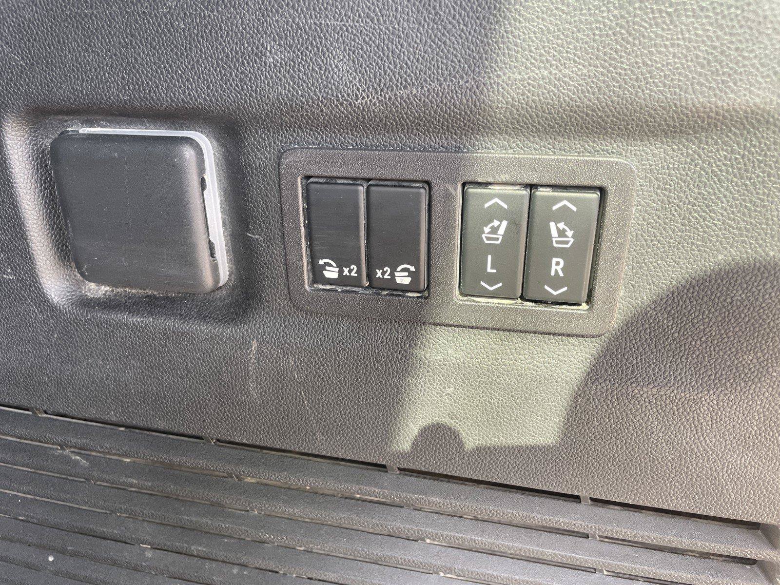 Used 2024 GMC Yukon XL AT4 w/ AT4 Premium Package AWD/4WD image 29
