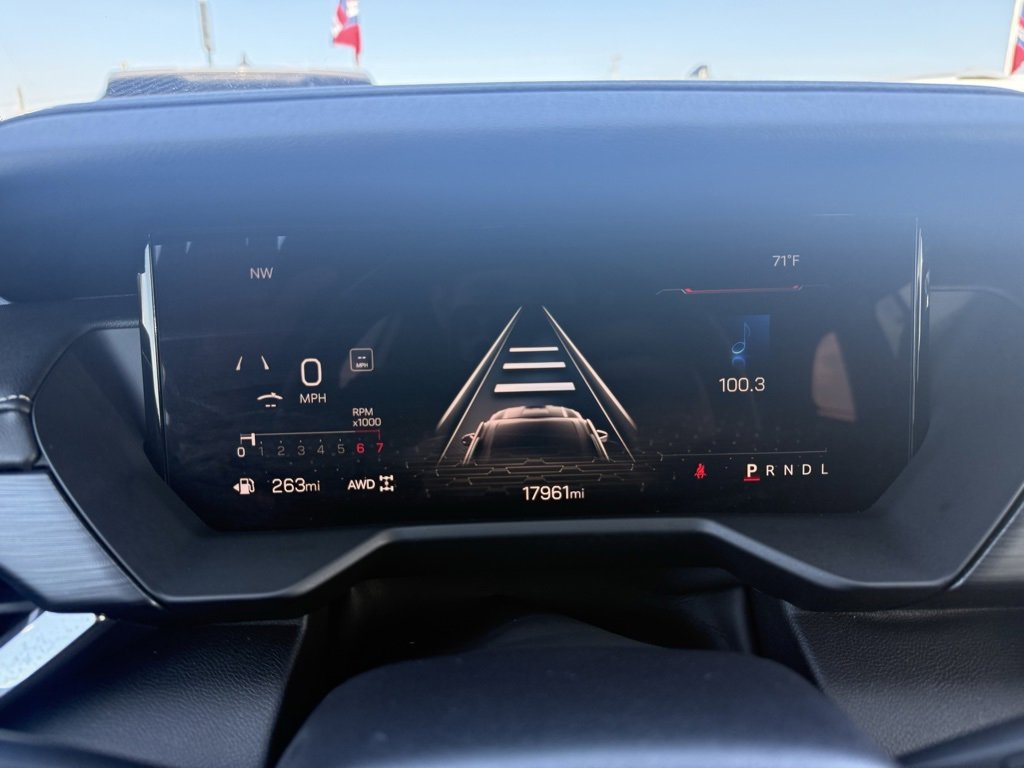 Used 2024 GMC Acadia Elevation image 10