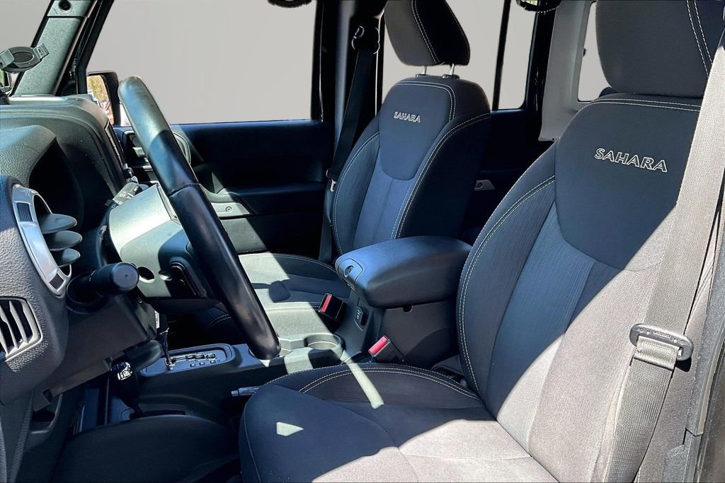 Used 2016 Jeep Wrangler Unlimited Sahara w/ Dual Top Group AWD/4WD image 17
