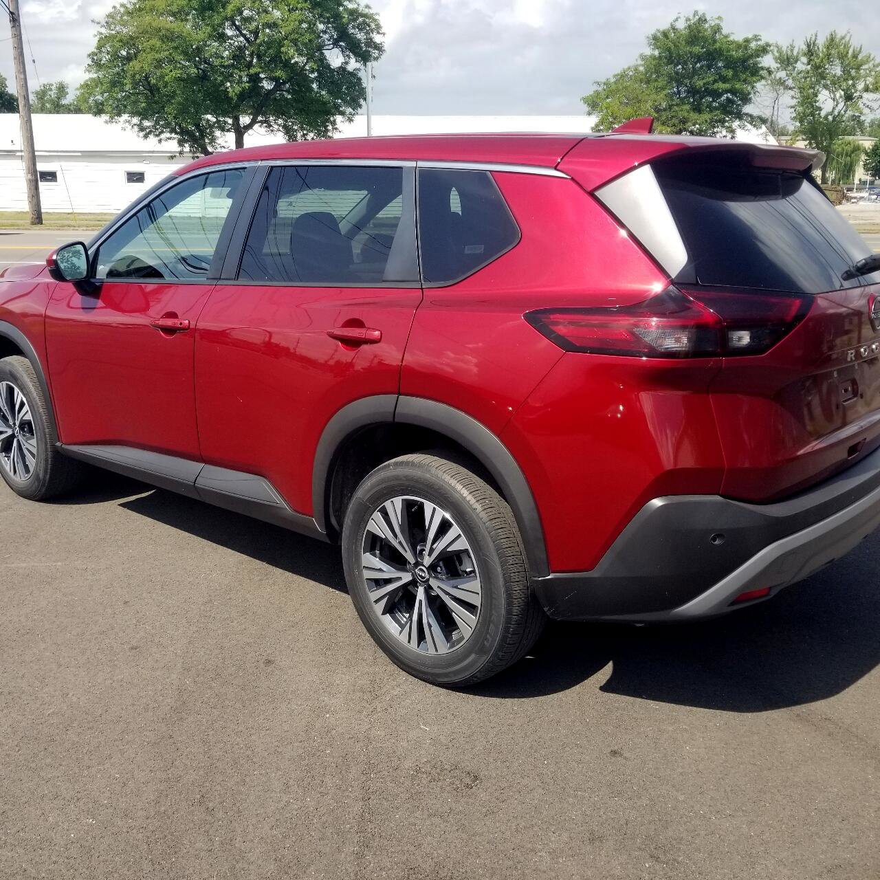 Used 2022 Nissan Rogue SV image 3