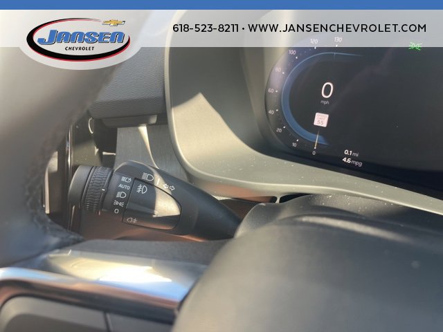 Used 2025 Volvo XC40 B5 Plus image 23