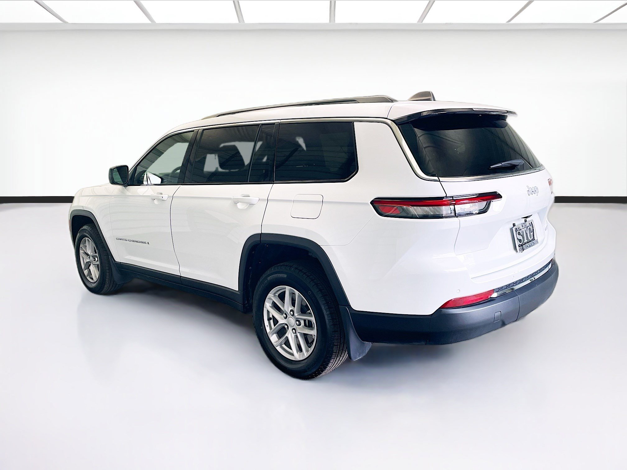 Used 2025 Jeep Grand Cherokee L Laredo RWD image 6