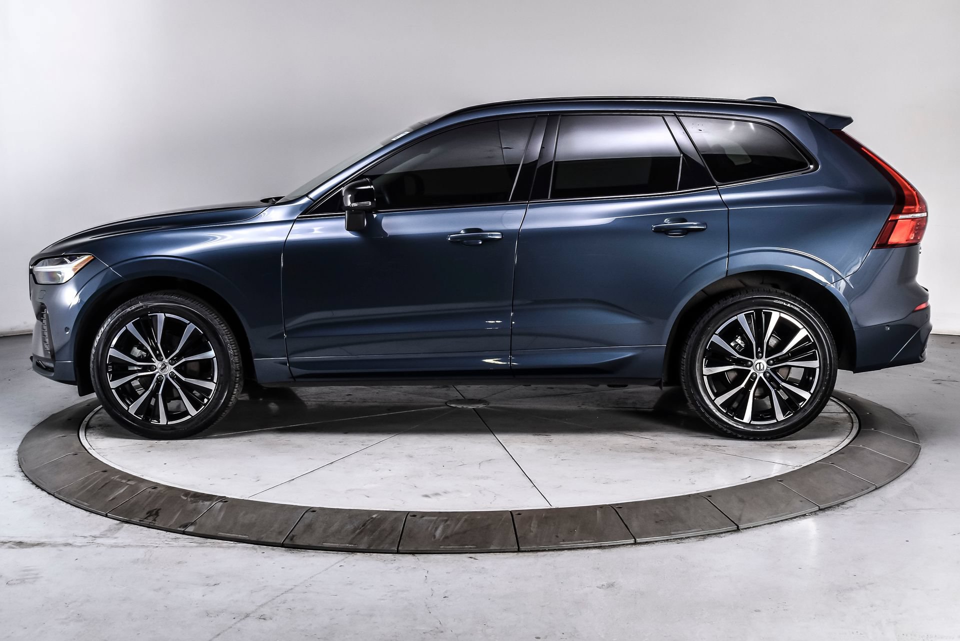 Used 2024 Volvo XC60 B5 Plus AWD/4WD image 3