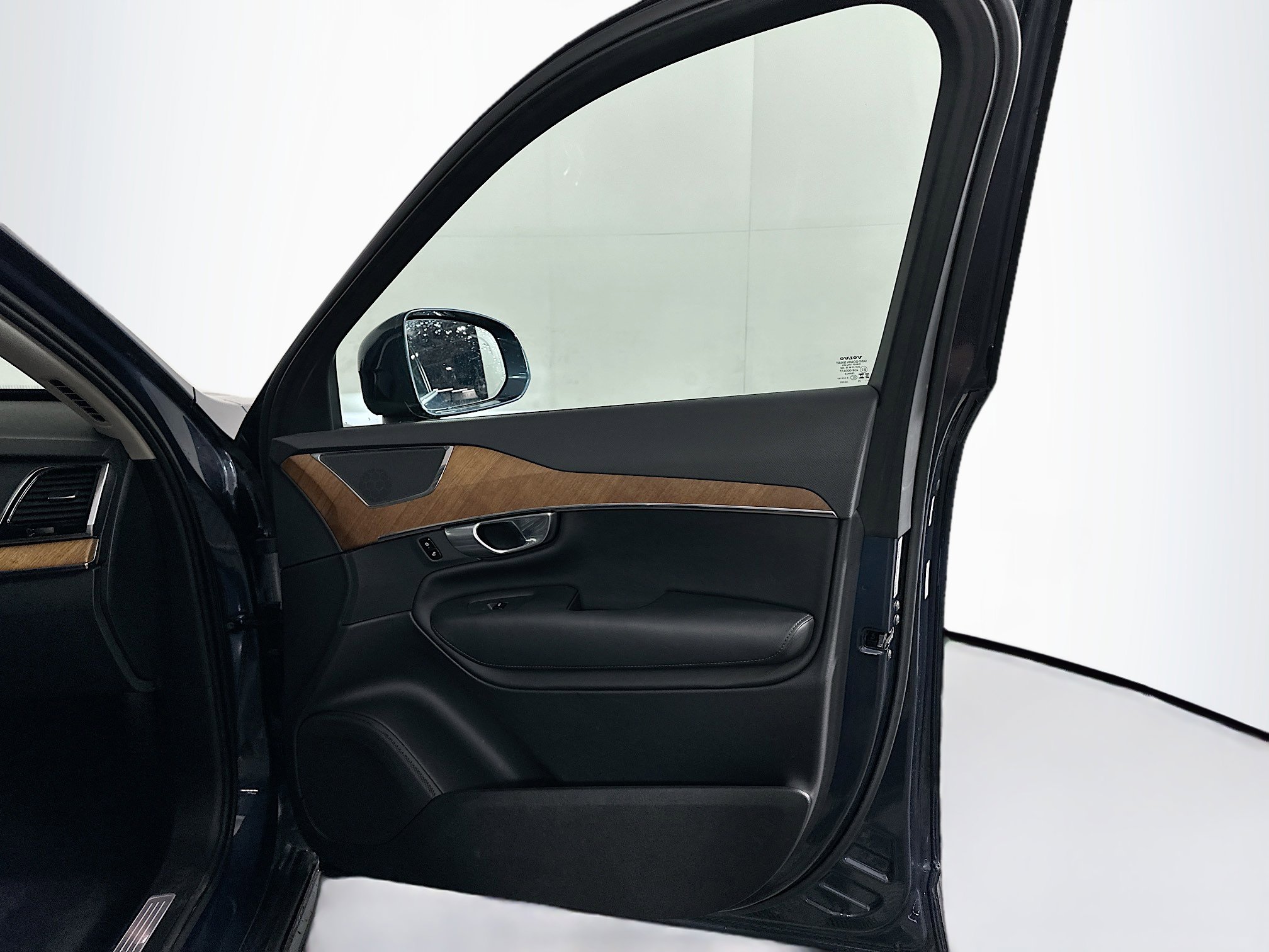 Used 2023 Volvo XC90 B6 Plus image 34