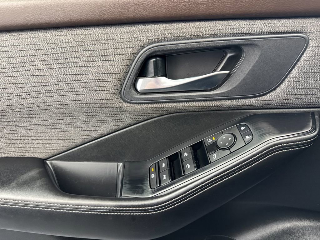 Used 2023 Nissan Rogue SV image 10