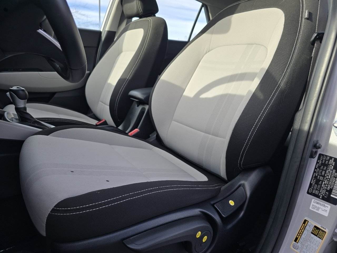 Used 2025 Hyundai Venue SEL image 21