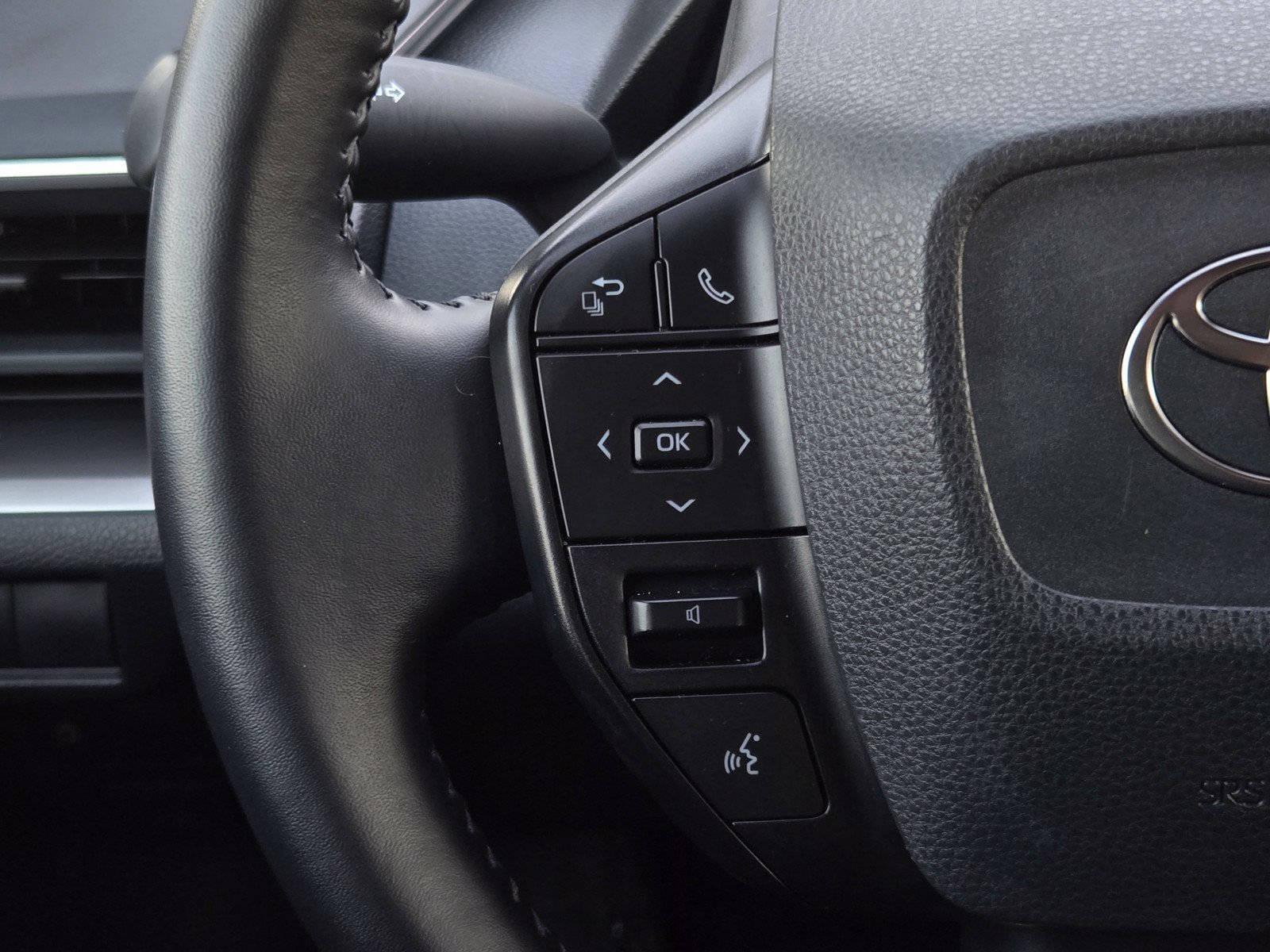 Certified 2025 Toyota Prius LE FWD image 21