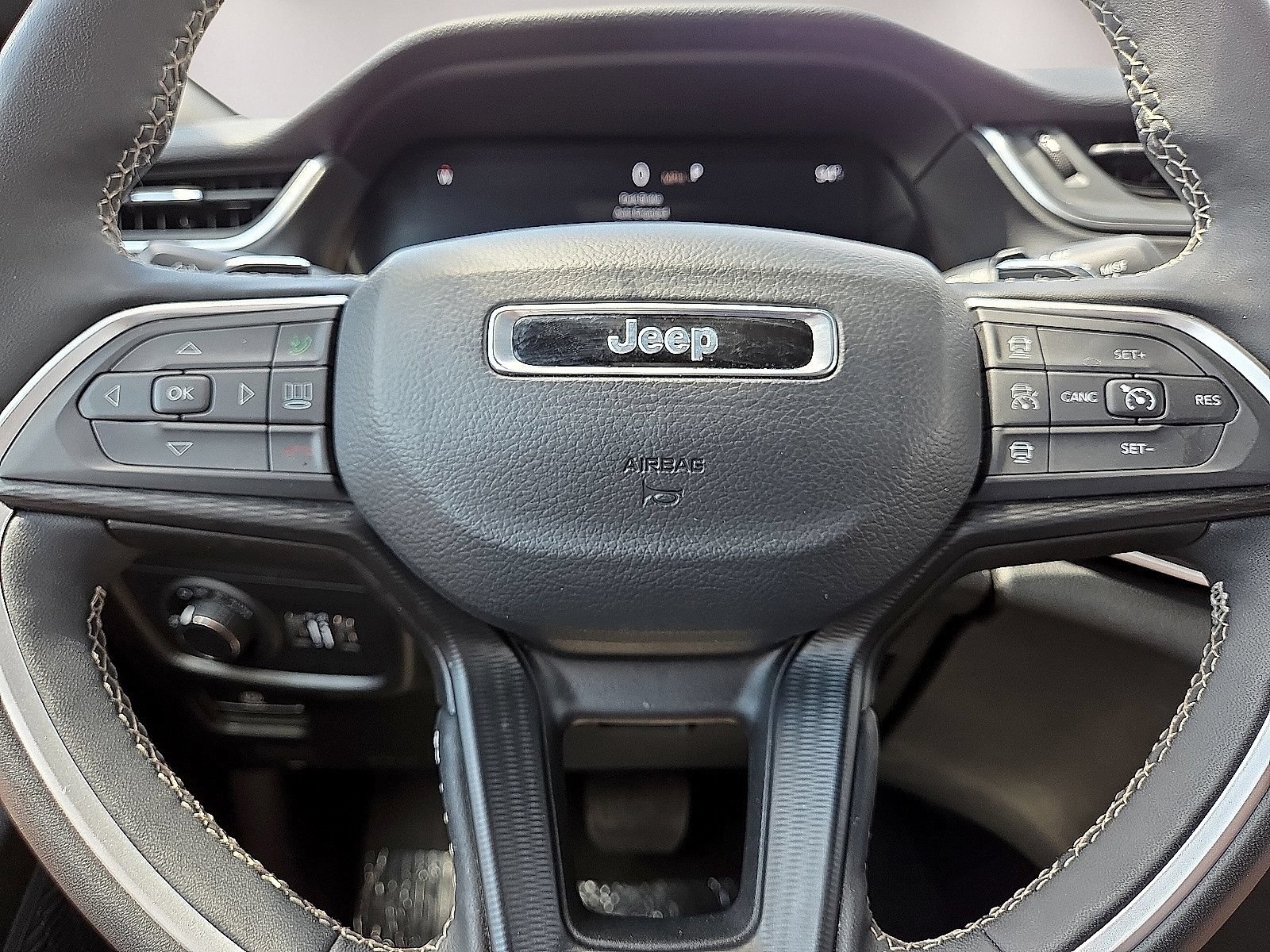 Used 2025 Jeep Grand Cherokee Altitude AWD/4WD image 30