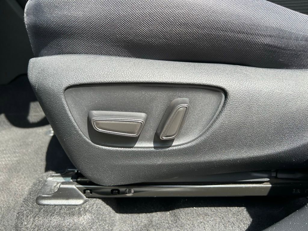 Used 2024 Toyota Highlander LE FWD image 17
