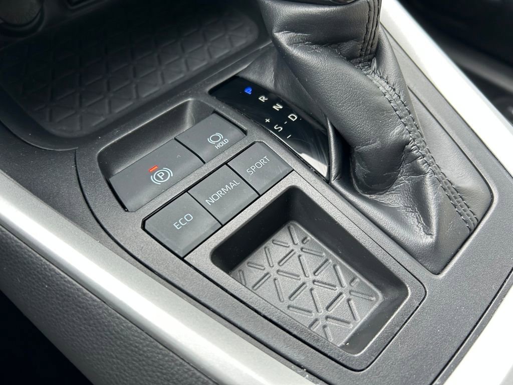 Used 2022 Toyota RAV4 XLE Premium image 19