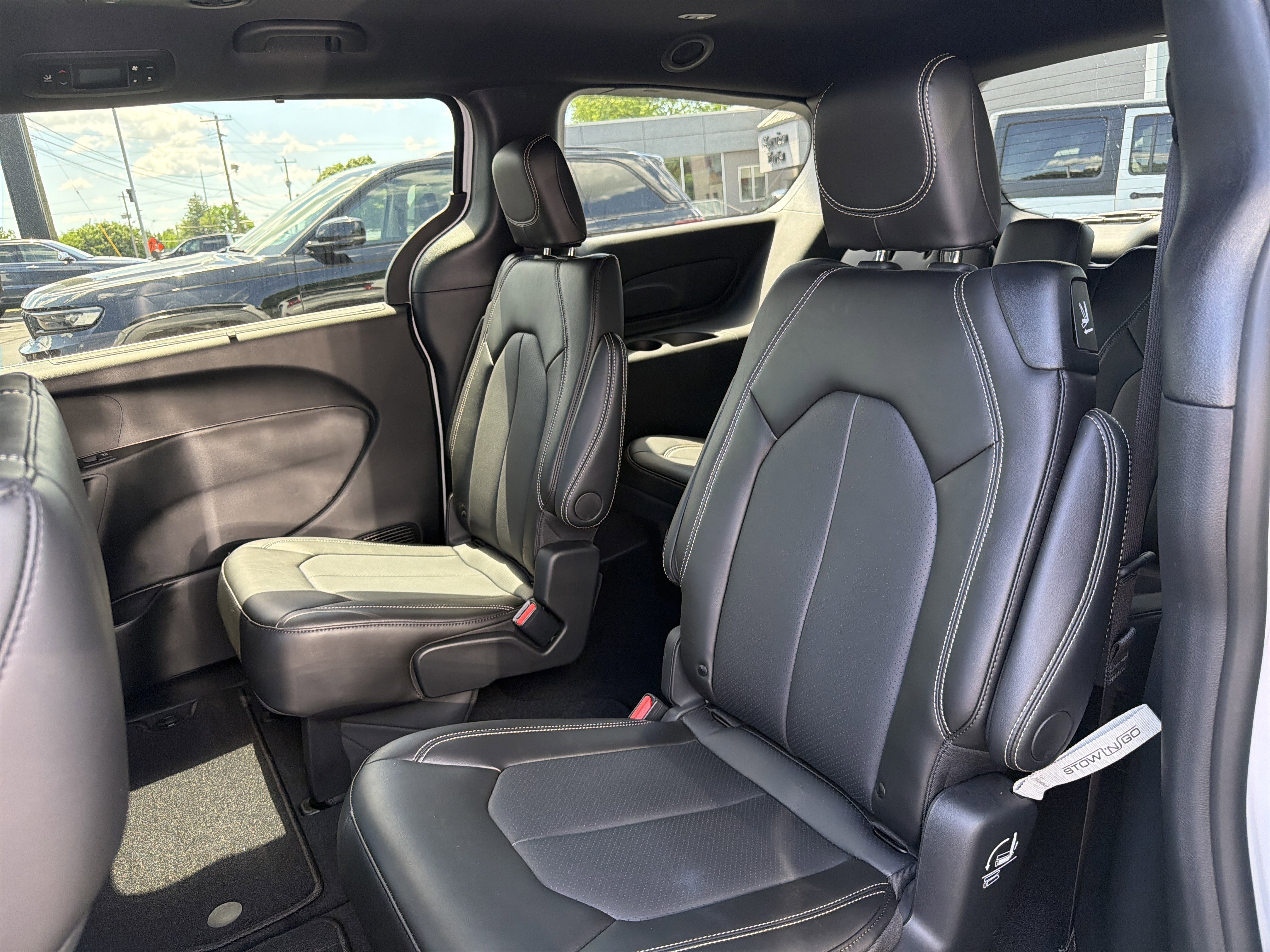 Used 2025 Chrysler Pacifica Select FWD image 12