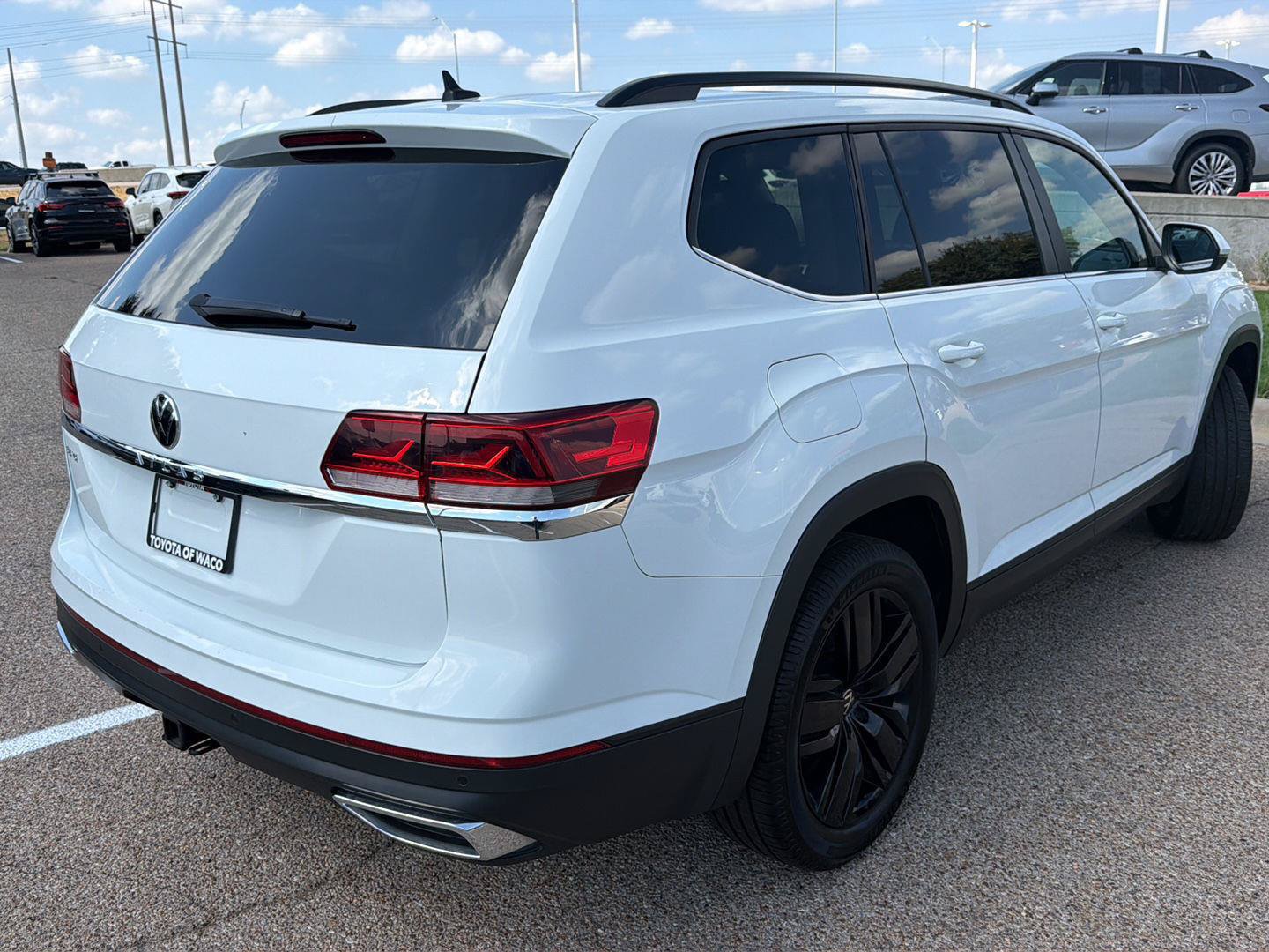 Used 2022 Volkswagen Atlas SE w/ Panoramic Sunroof Package FWD image 3