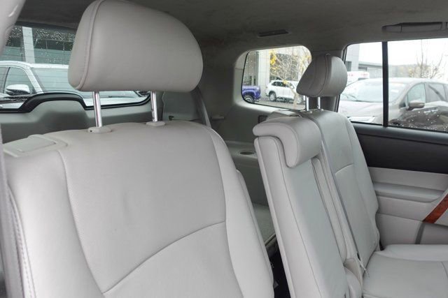 Used 2012 Toyota Highlander Limited w/ Tow Pkg image 13