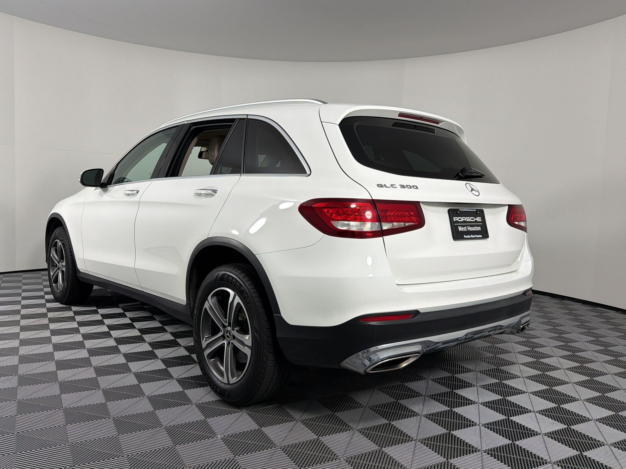 Used 2017 Mercedes-Benz GLC 300 image 3