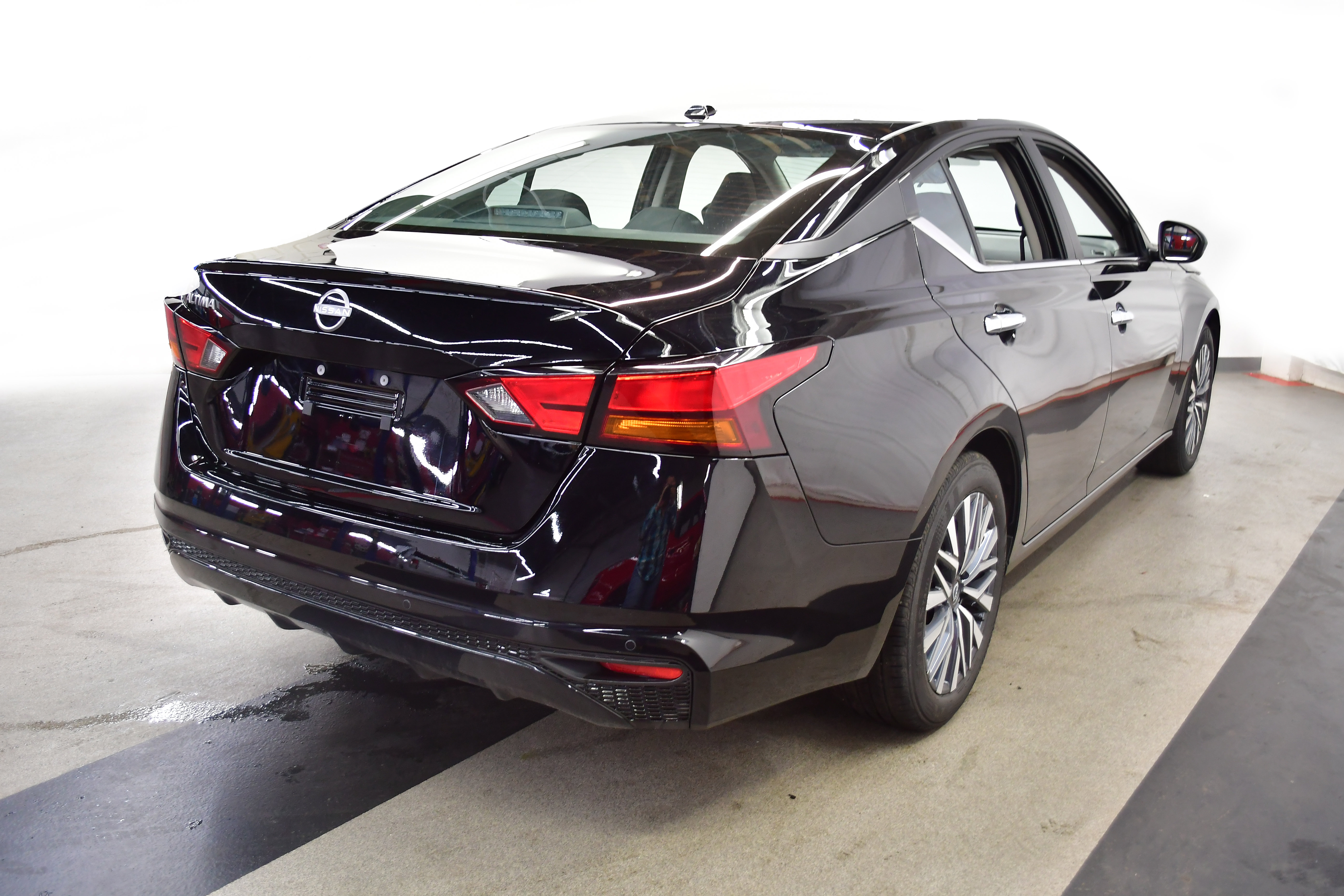 Used 2025 Nissan Altima 2.5 SV FWD image 7