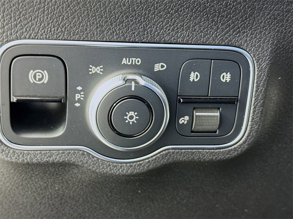 Used 2025 Mercedes-Benz GLB 250 4MATIC image 11