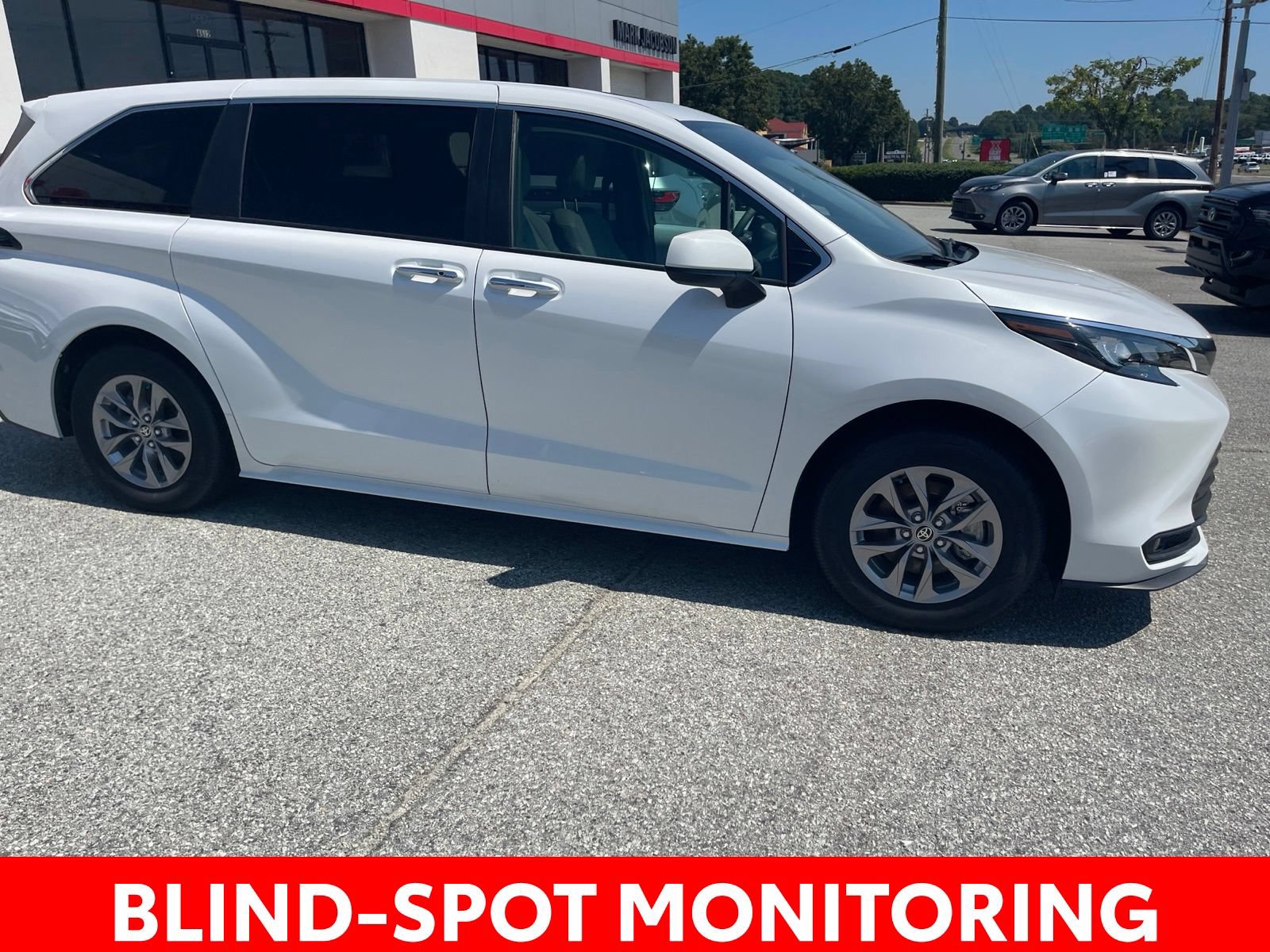 Used 2025 Toyota Sienna XLE FWD image 9