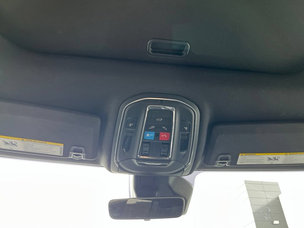 Used 2025 Jeep Grand Cherokee Altitude AWD/4WD image 12