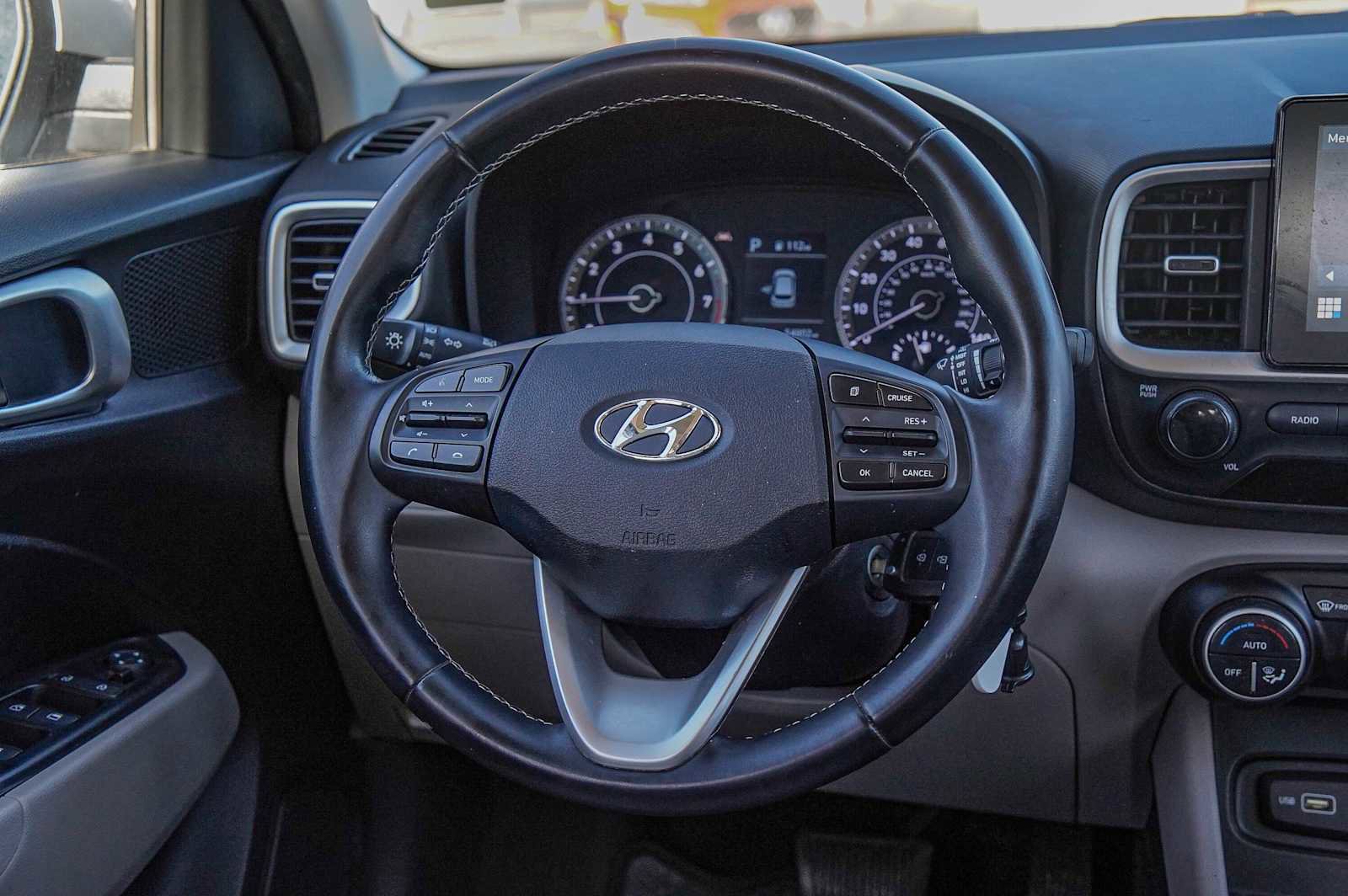 Used 2022 Hyundai Venue SEL image 25