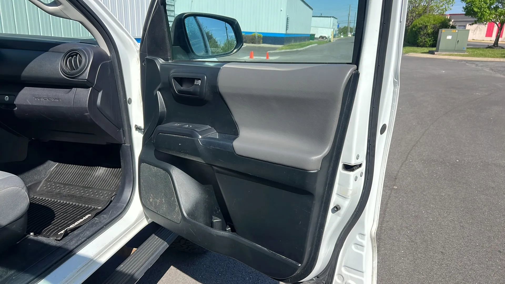 Used 2017 Toyota Tacoma SR image 13