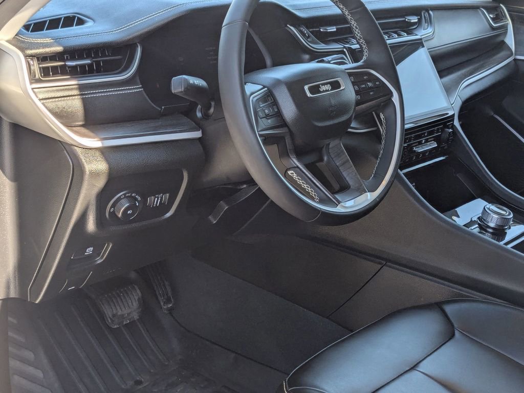 Used 2023 Jeep Grand Cherokee Limited w/ Black Appearance Package image 15