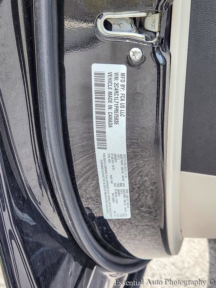 Used 2023 Chrysler Pacifica Touring-L FWD image 31