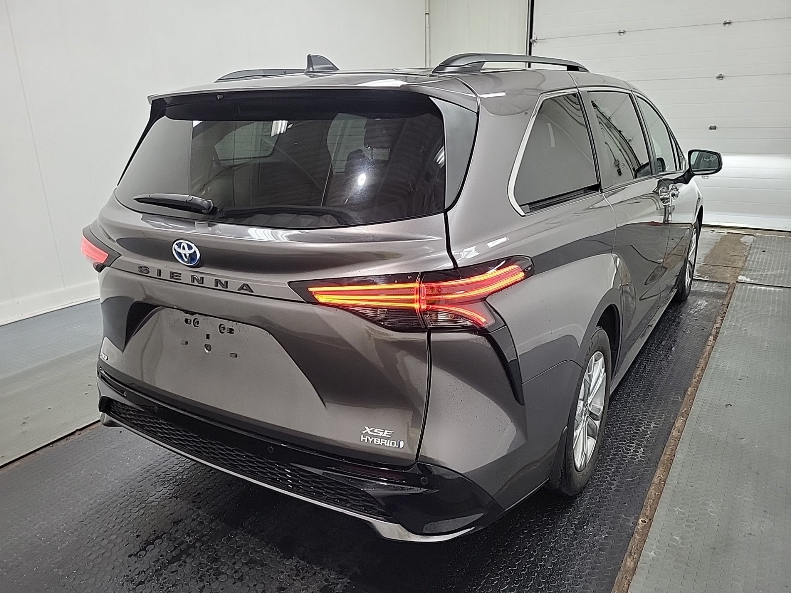 Used 2022 Toyota Sienna XSE AWD/4WD image 3