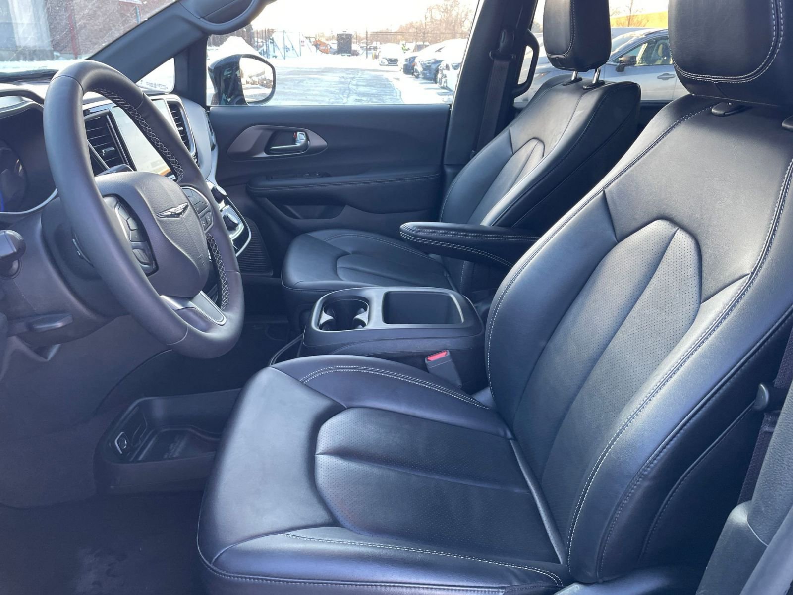 Used 2025 Chrysler Pacifica Select image 22