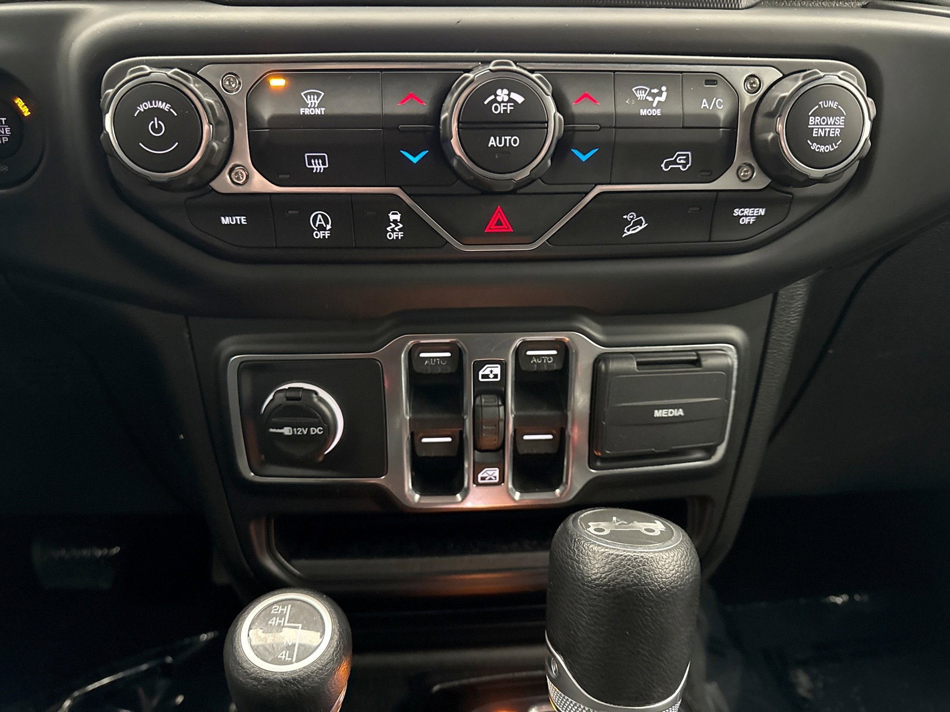 Used 2018 Jeep Wrangler Unlimited Sahara image 17