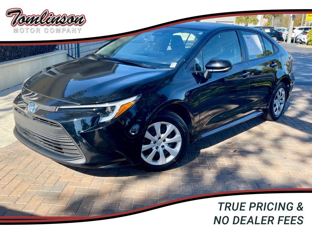 Used 2025 Toyota Corolla LE FWD image 1