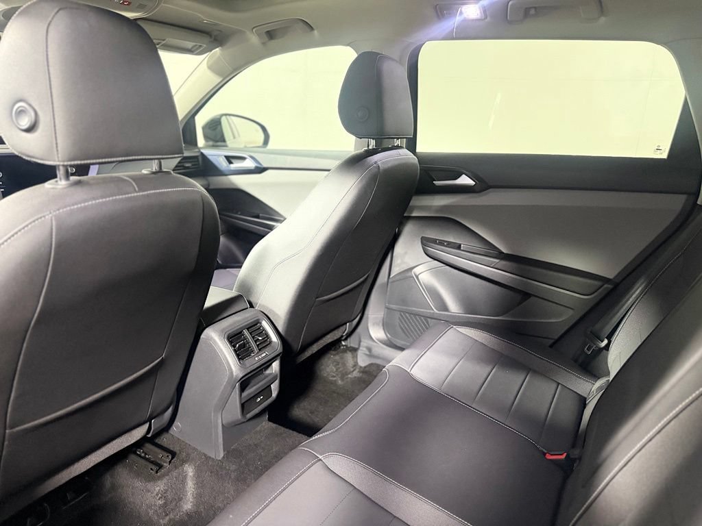 Used 2023 Volkswagen Taos SE w/ Panoramic Sunroof Package AWD/4WD image 25