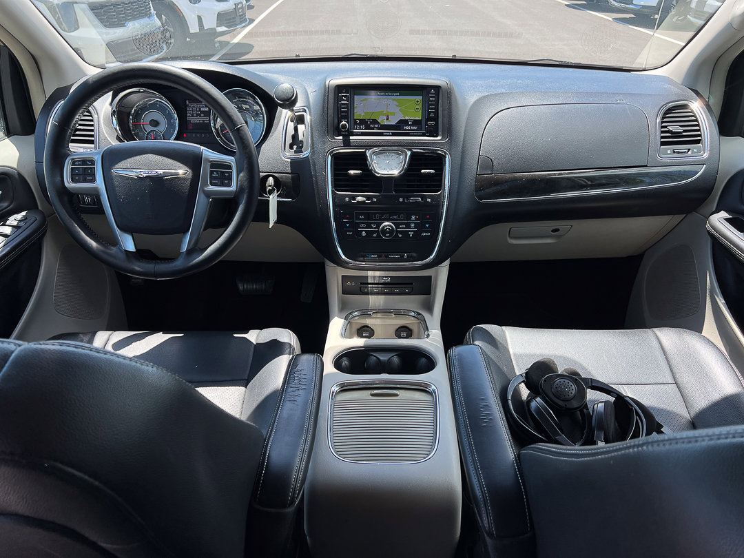 Used 2013 Chrysler Town & Country Touring-L w/ Driver Convenience Group FWD image 33