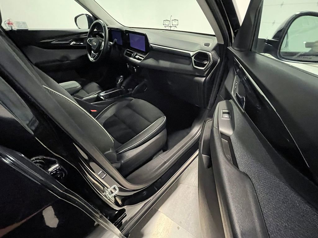Used 2025 Chevrolet TrailBlazer LT w/ LT Cold Weather Package AWD/4WD image 25