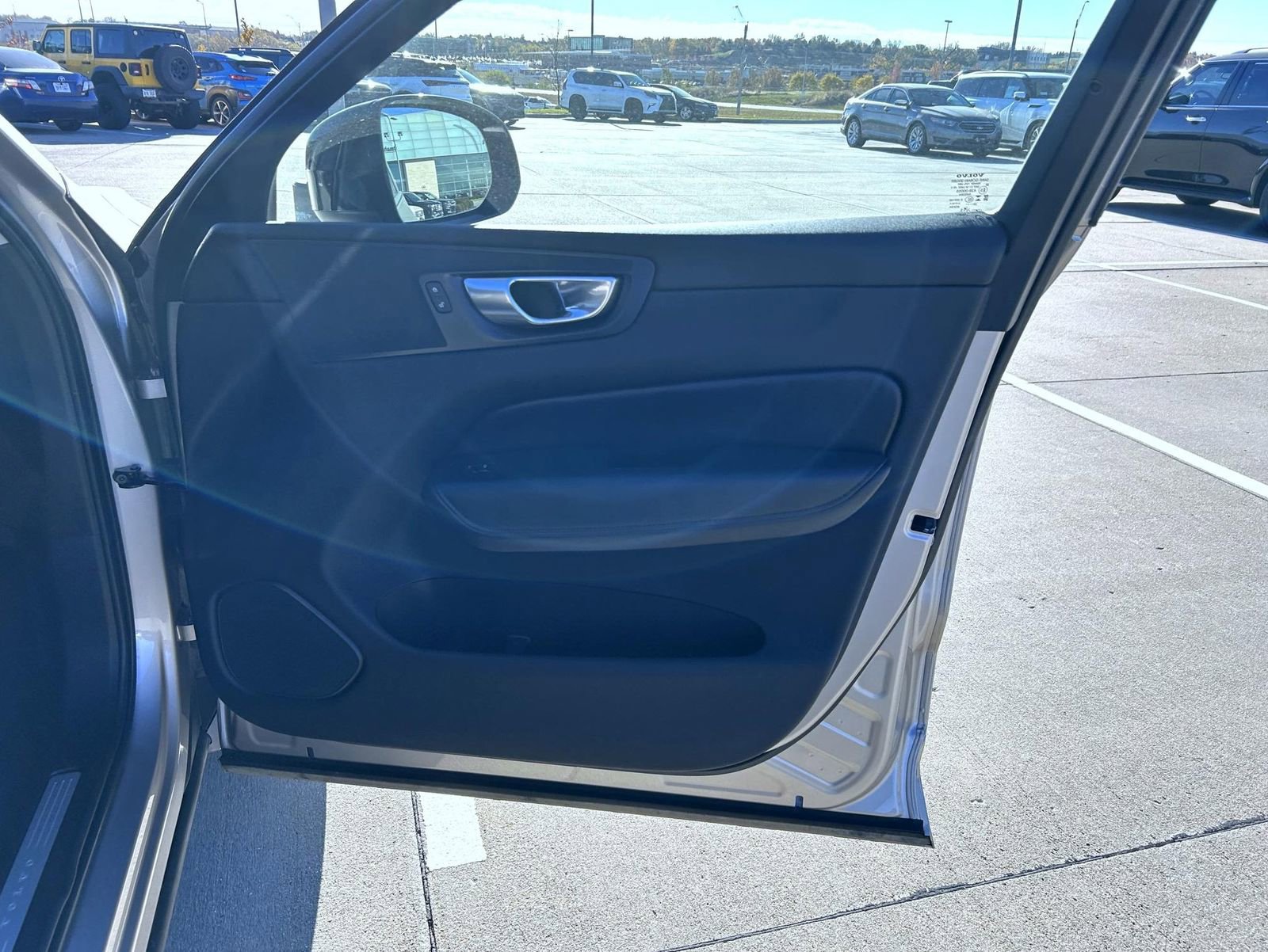 Used 2025 Volvo XC60 B5 Plus image 16