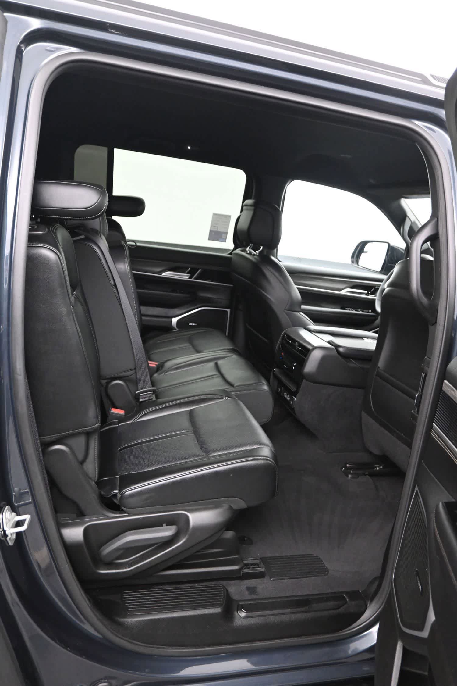 Used 2024 Jeep Wagoneer L Series II w/ Flexible Seating Group image 12