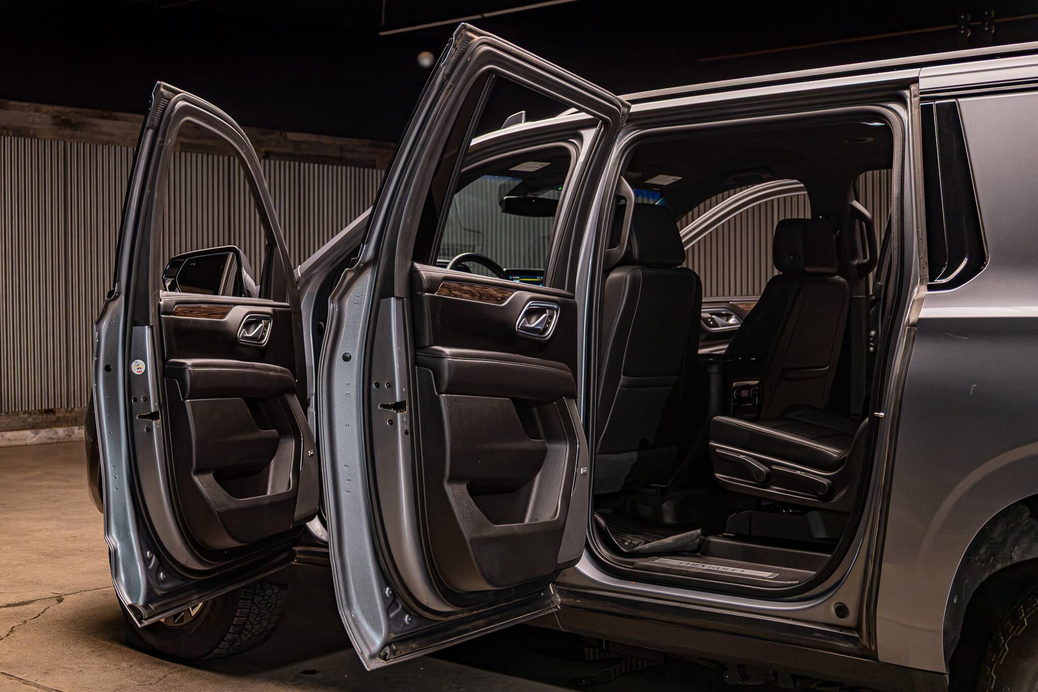 Used 2022 Chevrolet Suburban Z71 w/ Luxury Package AWD/4WD image 28